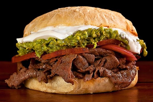 sandwich con churrasco, palta y tomate