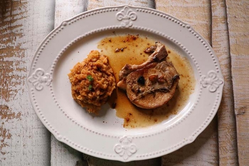 Chuleta de cerdo en tabla de madera